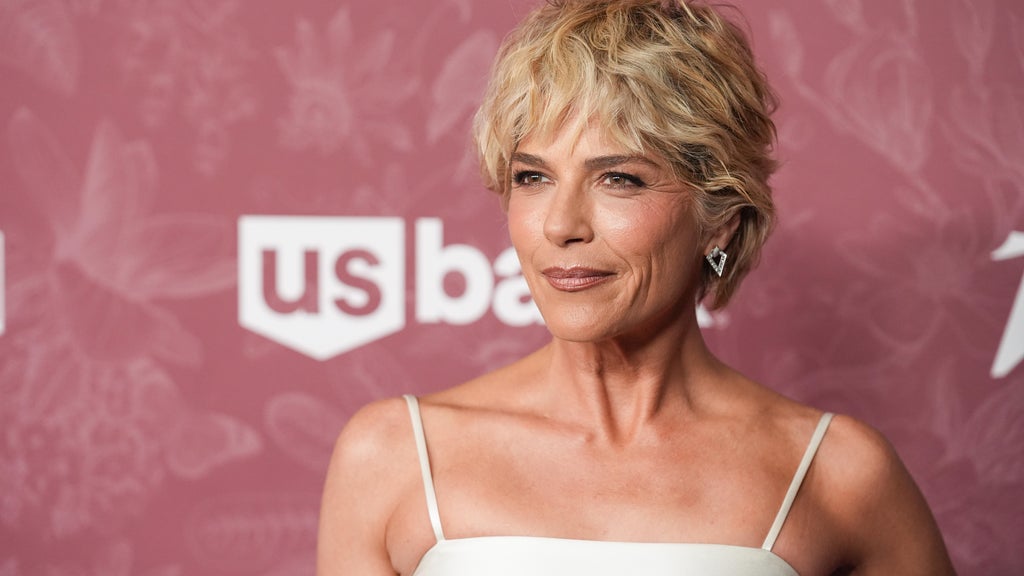 Actress Selma Blair arrested after allegedly biting flight attendant, being restrained on flight from LAX to JFK, source says — CBS Bay Area (KPIX), Clermont Health news