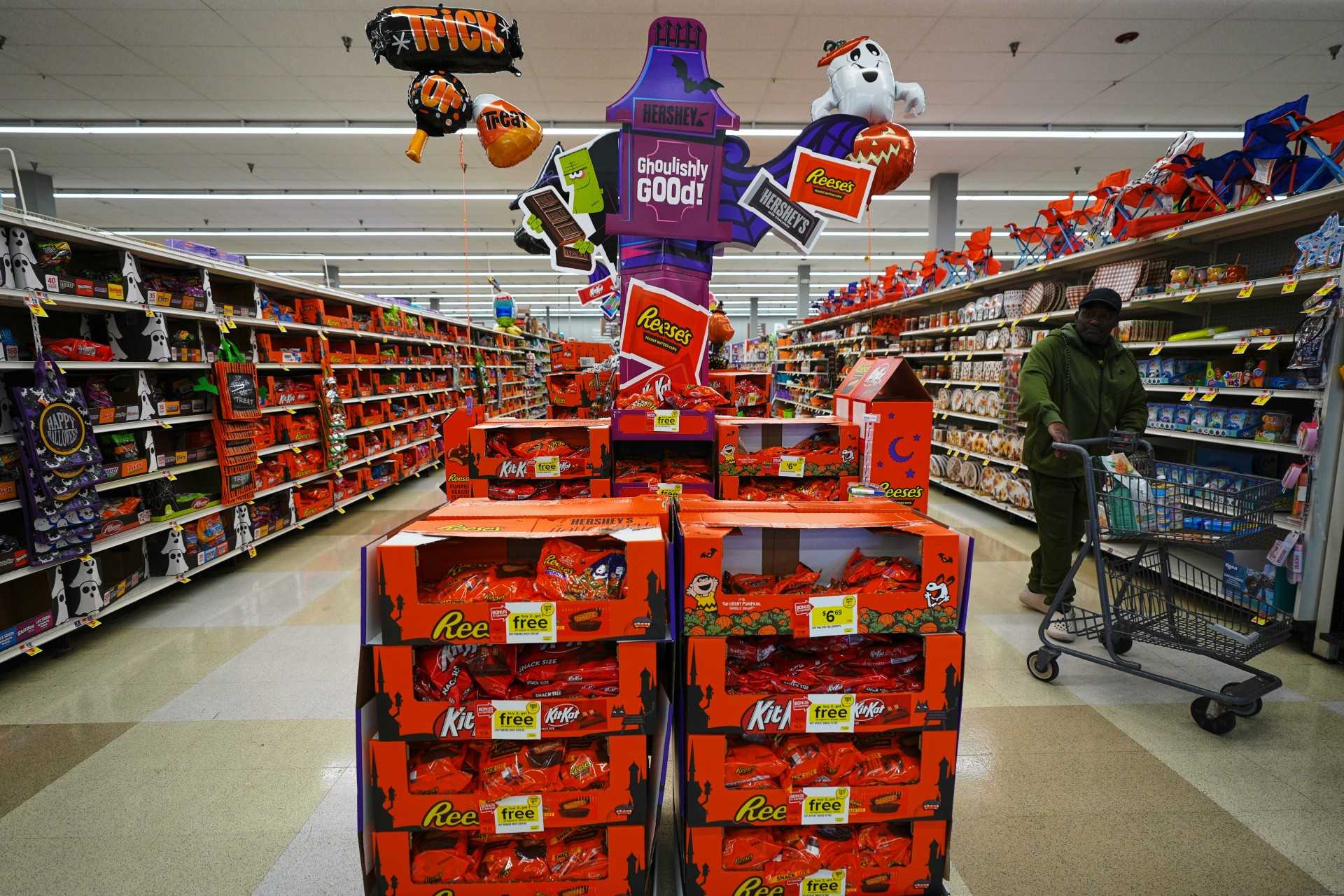 Halloween candy sales off to slow start amid high chocolate prices, affordability concerns — WESH 2 Orlando