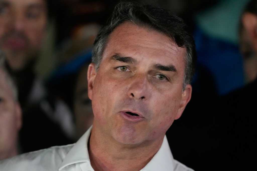 Defeated Brazilian presidential candidate Flávio Bolsonaro and his family land in Miami — Clermont Community news