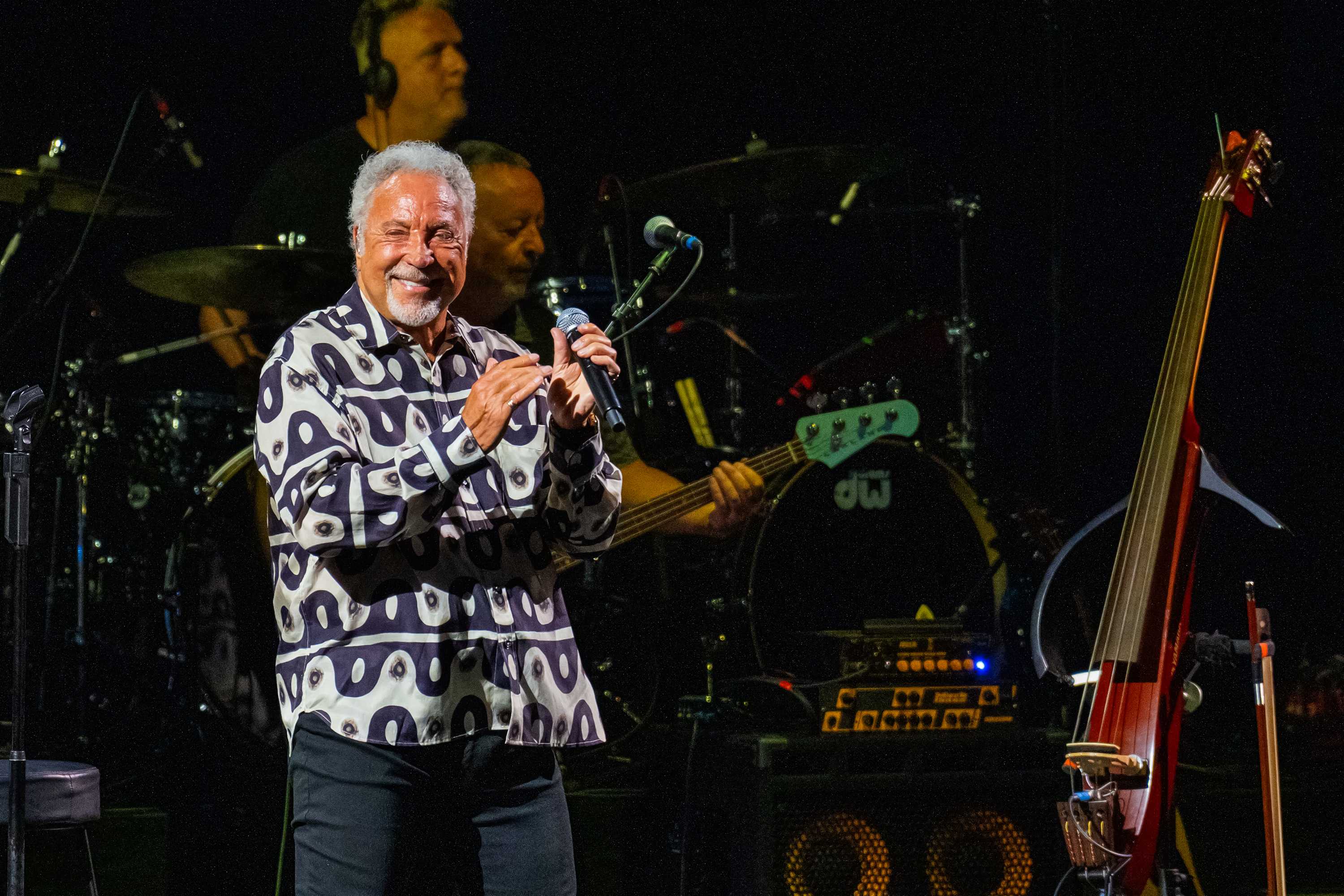 Tom Jones postpones tour dates to recover from illness — WESH 2 Orlando