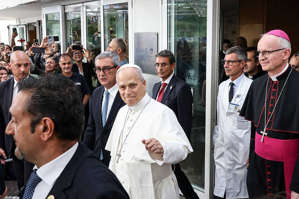 Faithful gather to welcome Pope Leo back for Sunday blessing after cancer surgery — WESH 2 Orlando