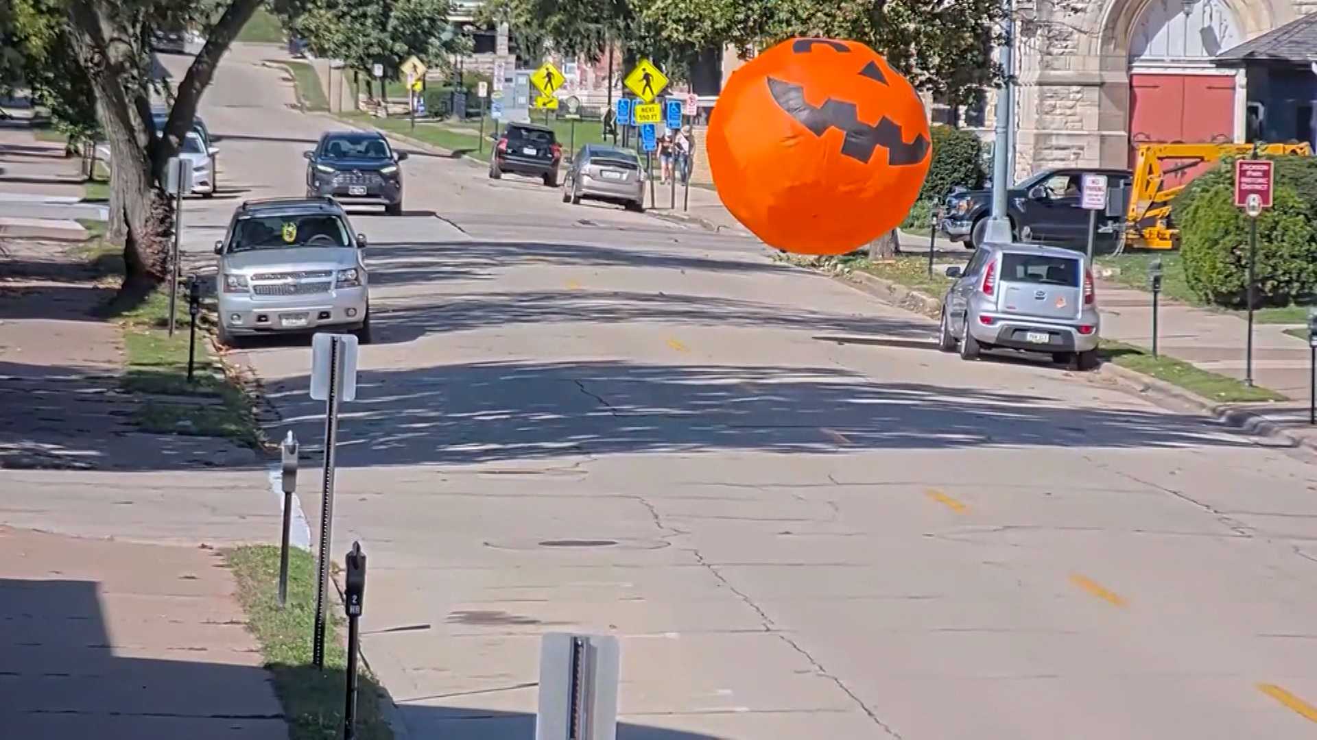 WATCH: Giant inflatable pumpkin goes rogue in downtown Iowa town, sending driver swerving — WESH 2 Orlando, Clermont Business news